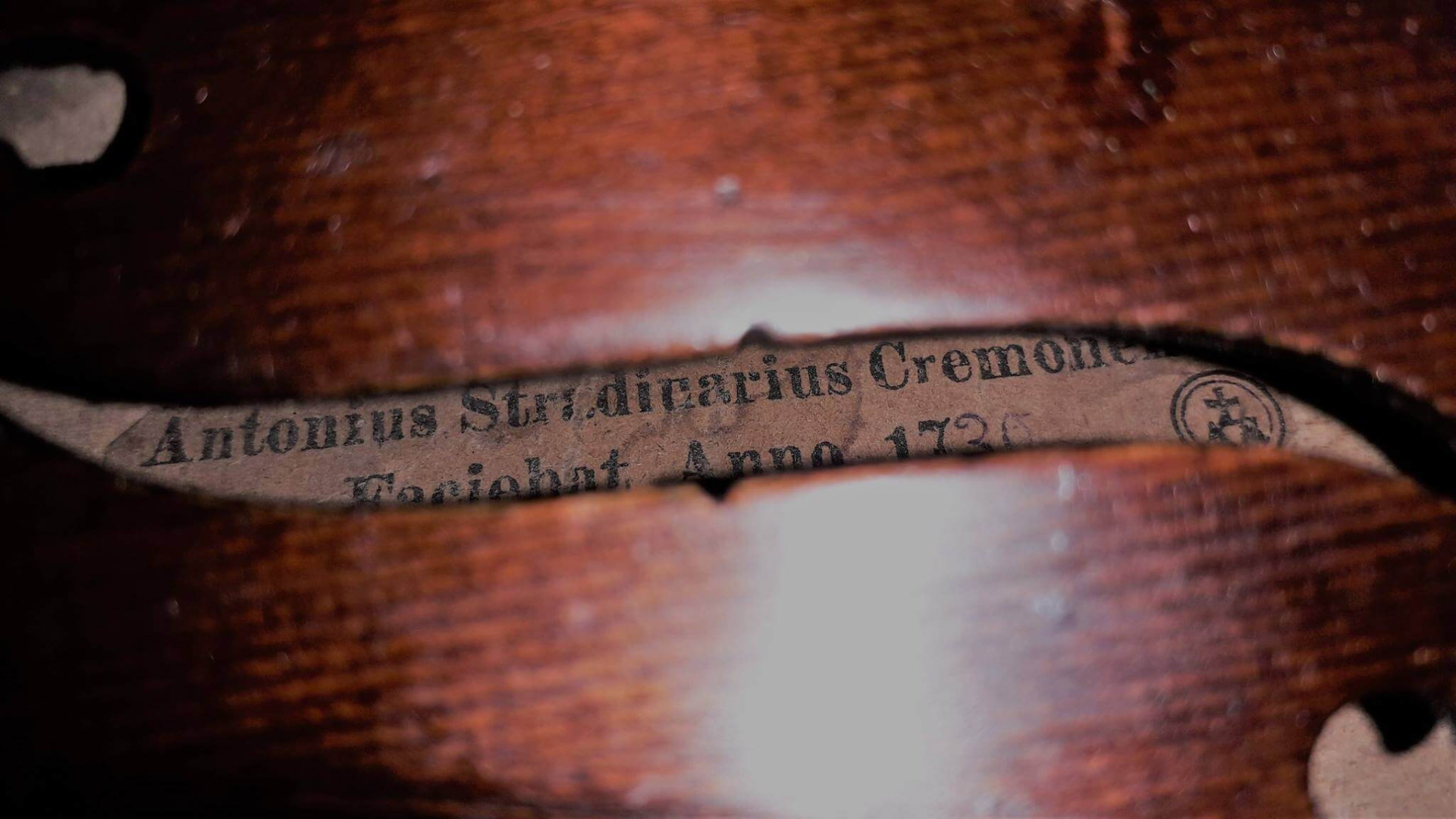 Detail štítku - housle z mé soukromé sbírky